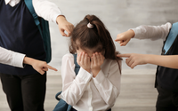 Cháu gái đi học bị bạn bè bắt nạt, giáo sư tâm lý học khuyên đối phó bằng 1 hành động: Gia đình nào cũng nên học hỏi