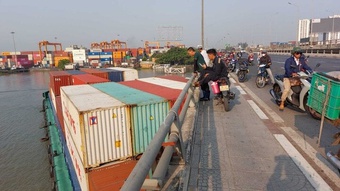 Sà lan chở container va vào cầu Đồng Nai