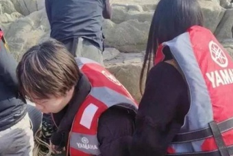 Suýt chết chìm vì chụp ảnh rồi ngủ quên trên bãi biển tại Trung Quốc