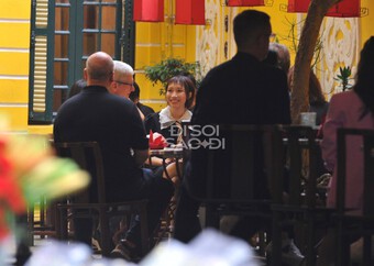 Bắt trọn Tim Cook ngồi cafe phố cổ với diva Mỹ Linh và Mỹ Anh tại Hà Nội