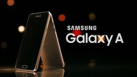 Smartphone “quốc dân” Galaxy A giảm đến 1,8 triệu tại SamZone, khiến cặp đôi Ninh Dương mê mẩn