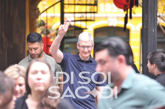 HOT: Những hình ảnh đầu tiên của CEO Apple Tim Cook tại Việt Nam - rời khách sạn 5 sao, đi cafe phố cổ