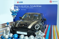 Ngân hàng UOB Việt Nam trao ô tô Mini Cooper cho khách hàng trúng thưởng chương trình "Quay số trúng thưởng cùng UOB"
