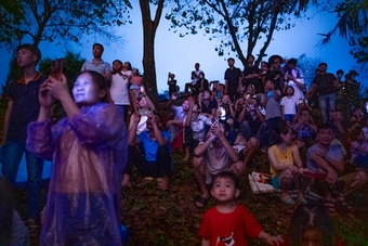 Trước ngày Giỗ Tổ Hùng Vương: Người dân "đội mưa" ngắm pháo hoa rực sáng dưới mưa