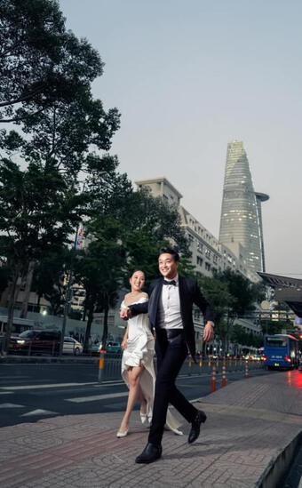 TiTi (HKT) lộ diện trước thềm đám cưới: Cực tình tứ bên bạn gái, độ xứng đôi gây sốt