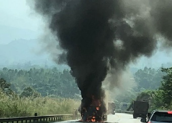 Xe container bốc cháy trên cao tốc Nội Bài - Lào Cai