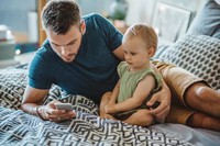Hệ lụy khi cha mẹ "kè kè" chiếc điện thoại bên cạnh con: Điện thoại liệu có quan trọng hơn con cái?