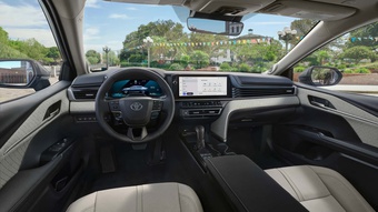 Toyota Camry 2025 - động cơ hybrid là tiêu chuẩn, giá từ 28.400 USD