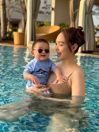 Minh Hằng đưa con trai đi tân trang dịp cuối tuần, nhóc tì 8 tháng tuổi có biểu cảm hài hước khiến netizen "đổ rầm rầm"