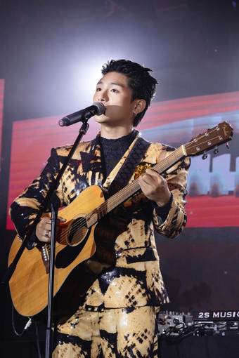 Show diễn tại Hà Nội bị hủy đột ngột vì mưa dông, một nam ca sĩ nán lại để an ủi fan