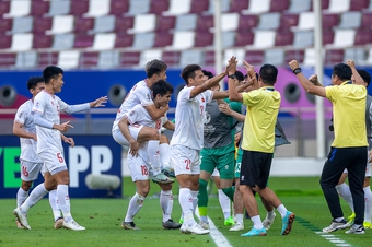 Ngoài tấm vé tứ kết, HLV Hoàng Anh Tuấn còn tặng "món quà quý" vô giá cho U23 Việt Nam