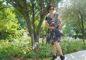 Lưu Hiểu Khánh U70 chụp ảnh selfie trên bãi cỏ, diện áo dây, quần sọc trông như ''thiếu nữ xinh đẹp'', dân tình si mê