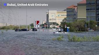 Người Dubai chật vật trong nước lũ