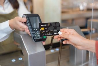 Thẻ tín dụng quốc tế Bac A Bank được áp phí giao dịch ngoại tệ 1%