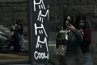 Đến Hồng Kông rồi chụp ảnh selfie, khi xem lại YouTuber thấy xuất hiện người phụ nữ bí ẩn gây tranh cãi