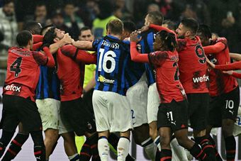 Milan đã chơi xỏ Inter trong lễ ăn mừng ra sao?