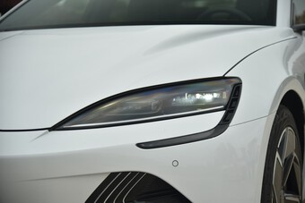 BYD Seal sắp về Việt Nam, bộ ảnh thực tế này cho thấy mẫu sedan ngang cỡ Camry này có gì ''hot'' để chờ đợi