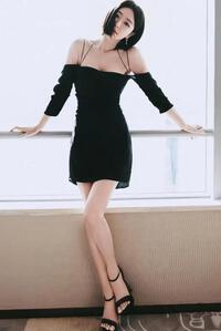 Thân hình của Tần Lam ở tuổi 45 thật ''điên rồ'', cô mặc váy trắng bó sát hay váy đen cắt xẻ đều quá gợi cảm