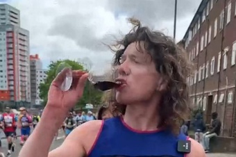 Vừa chạy marathon vừa uống 25 ly rượu