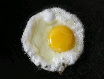 Khi làm trứng ốp la, bạn không nên đổ dầu vào chảo trước mà làm thêm một bước nữa để trứng mềm trong, vàng ngoài mà không dính nhé!