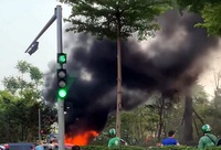Xe tải bốc cháy trên đường Võ Văn Kiệt ở Hà Nội