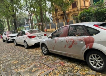 Xác minh vụ hàng loạt ôtô bị tạt sơn đỏ ở Hà Nội