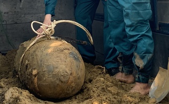 Phát hiện bom nặng 340 kg còn nguyên ngòi nổ giữa thành phố Vinh