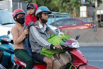 Người lái xe máy gục vì nắng nóng, kẹt xe trên đường về miền Tây