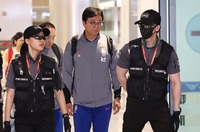 U23 Hàn Quốc buồn bã về nước sau thất bại chấn động tại giải U23 châu Á, HLV trưởng nghẹn ngào cúi đầu xin lỗi