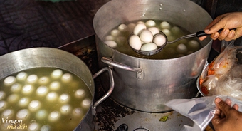 Bán hột vịt lộn mua được nhà: Cửa tiệm mỗi ngày bán hơn 1.000 trứng, bí quyết từ việc luộc bằng nước dừa và làm muối tiêu xay nhuyễn "không đụng hàng"
