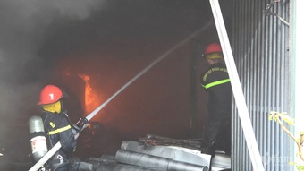 Cháy dữ dội tại kho vật liệu ở thành phố Rạch Giá