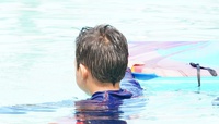 Đừng rời mắt khỏi trẻ khi ở bãi biển, hồ bơi