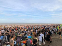 Nắng nóng gay gắt giữa kỳ nghỉ lễ 30/4, bãi biển Sầm Sơn ken đặc người đi ''giải nhiệt''