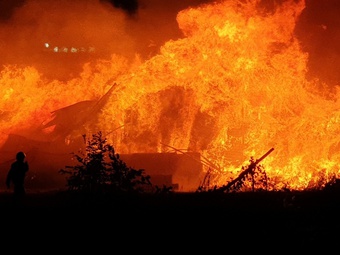 Xưởng gỗ ở Bình Dương bốc cháy dữ dội