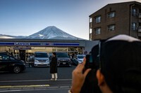 Thị trấn Nhật quyết dựng rào "chặn view" ngắm núi Phú Sĩ vì không chịu nổi làn sóng du khách đổ đến check-in