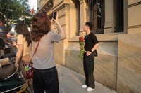 Giới trẻ xếp hàng dài check in bức tường đậm chất Thượng Hải trên phố Lò Sũ