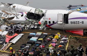 Tắt nhầm động cơ, phi công lái máy bay đâm sầm xuống cầu cao tốc khiến 48 hành khách thiệt mạng tại chỗ