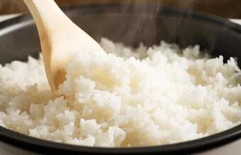 Vo gạo nấu cơm mùa hè cứ cho thêm vài hạt gia vị này, trời nóng mấy để cơm cũng không bị thiu