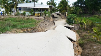Cầu nghiêng ngả, đường sụt xuống sông vì khô hạn ở Cà Mau