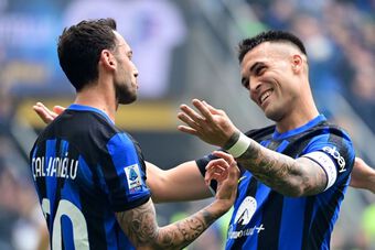 Hành động hiếm thấy của 2 cầu thủ Inter Milan