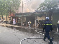 Hà Nội: Cháy kinh hoàng tại dãy ki ốt gần chợ Xuân Đỉnh