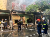 Cháy 4 ki-ốt ở Hà Nội, cảnh sát PCCC đục cửa cuốn vào dập lửa