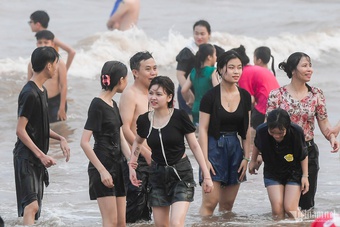 Hàng nghìn khách ''tắm chung với rác'' tại biển Nam Định