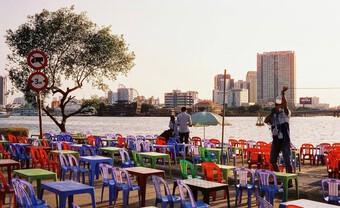 Chẳng cần bỏ cả triệu đồng để có chỗ ngồi xem pháo hoa, Sài Gòn vẫn có đủ các tọa độ view “xịn sò” mà giá cực bình dân