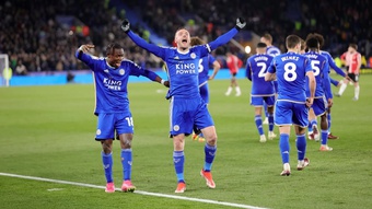 Vardy xứng danh huyền thoại Leicester