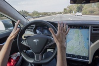 Tài xế Tesla ngủ gật, để xe tự chạy trên cao tốc