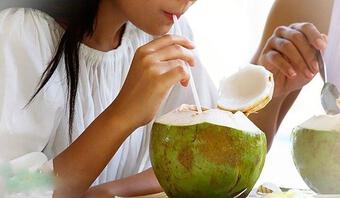 Nắng nóng có nên uống nước dừa mỗi ngày?