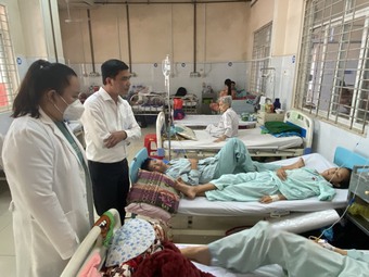 328 người nhập viện sau khi ăn bánh mì: 2 trẻ sốc nặng thở máy, mở thêm đơn vị cấp cứu