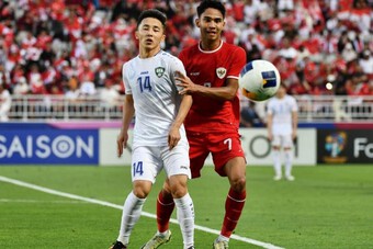 Alexandre Polking đấu Kim Sang-sik; U23 Indonesia ''dằn mặt'' trọng tài