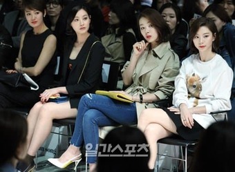Biểu cảm khó đỡ của mỹ nhân ''Gia đình đá quý'' và tình cũ của Kim Bum khi ngồi cạnh vợ ''Ông hoàng giải trí xứ Hàn''